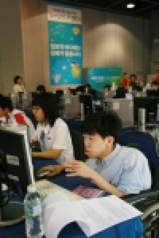 'e-Life 챌린지' 본선대회에서 장애청소년들이 실력을 겨루고 있다.
