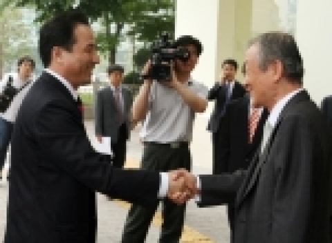 김영곤 문광부 장관과 조정남 SK텔레콤 부회장이 악수를 나누고 있다.