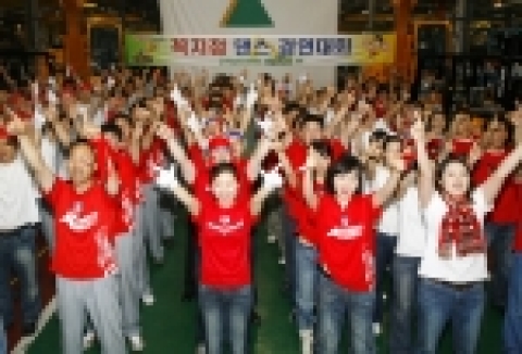 현대중공업이 6월 8일 낮12시 사내 건설장비 가공공장에서 개최한 월드컵 꼭짓점댄스 경연대회.    