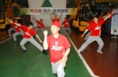 현대중공업이 6월 8일 낮12시 사내 건설장비 가공공장에서 개최한 월드컵 꼭짓점댄스 경연대회.    