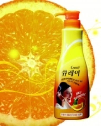 LG생활건강(대표:차석용)은 프리미엄 두피케어 샴푸 ‘큐레어’의 여름 한정판으로‘큐레어 텐저린’을 출시한다.
