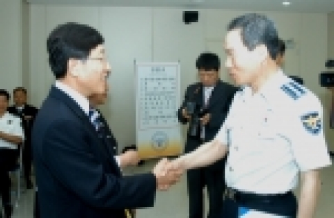전북대학교병원 양두현 병원장(전북여성.학교폭력피해자 원스톱지원센터장)은 6월 8일 이택순 경찰청장으로부터 감사장을 수여받았다.