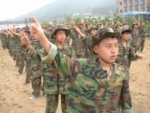 8일, 경기도 청평의 해병대캠프 극기훈련에 참가한 190여명의 중고생들이 훈련 도중 꼭지점댄스를 추며 즐거워하고 있다.사진제공 : 해병대 전략캠프(www.camptank.com)