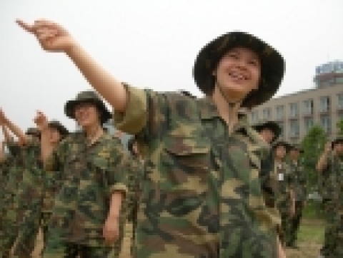 경기도 청평의 해병대캠프 극기훈련에 참가한 190여명의 중고생들이 훈련 도중 꼭지점댄스를 추며 즐거워하고 있다.