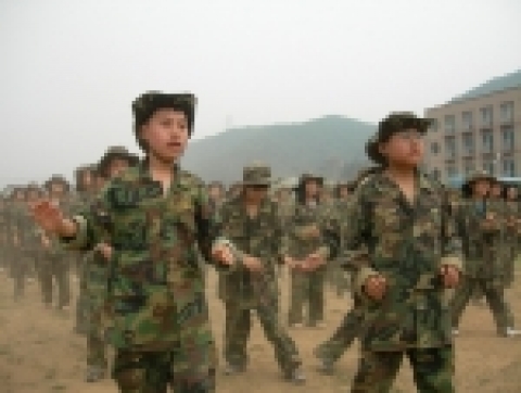 해병대캠프 극기훈련에 참가한 190여명의 중고생들이 훈련 도중 꼭지점댄스를 추며 즐거워하고 있다.