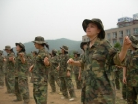 경기도 청평의 해병대캠프 극기훈련에 참가한 190여명의 중고생들이 훈련 도중 꼭지점댄스를 추며 즐거워하고 있다.
