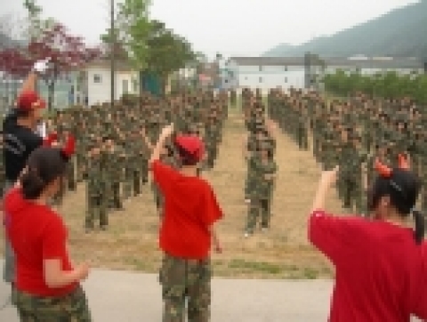 경기도 청평의 해병대캠프 극기훈련에 참가한 190여명의 중고생들이 훈련 도중 꼭지점댄스를 추며 즐거워하고 있다.