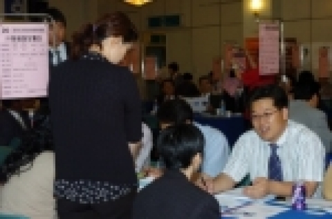 경기도가 채용포털 커리어(www.career.co.kr)와 함께 8일 오후 안양문예회관에서 개최한 '경기 안양권 채용박람회'에 많은 구직자들이 참여해 일자리를 구