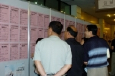 경기도가 채용포털 커리어(www.career.co.kr)와 함께 8일 오후 안양문예회관에서 개최한 &#039;경기 안양권 채용박람회&#039;에 많은 구직자들이 참여해 일자리 정보가 담긴 게시판을 살펴보고 있다.