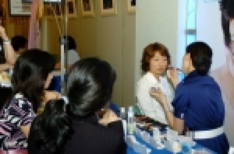 경기도가 채용포털 커리어(www.career.co.kr)와 함께 8일 오후 안양문예회관에서 개최한 &#039;경기 안양권 채용박람회&#039;에 많은 구직자들이 참여해 DHC코리아가 지원한 면접 메이크업 상담을 받고 있다.