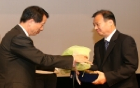정순훈 총장(왼쪽), 전용오 국어국문과교수(오른쪽)