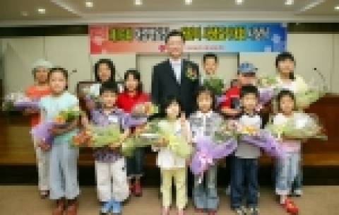 경남은행 여성백일장 및 어린이사생실기대회 시상식에서 박영빈 부행장과 수상자들이 기념 촬영하고 있다.
