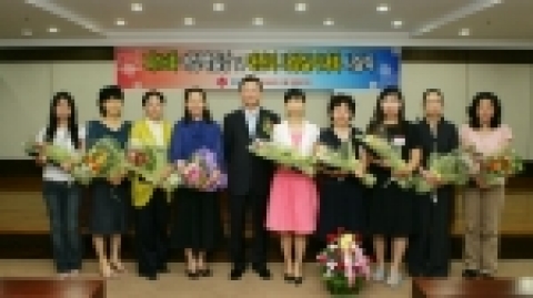 경남은행 여성백일장 및 어린이사생실기대회 시상식에서 박영빈 부행장과 수상자들이 기념 촬영하고 있다.
