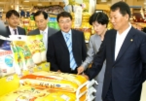 왼쪽부터 박홍수 농림부 장관, 열우당 김영주 국회의원, 홈플러스 김신재 부사장, 이준영 농림부 유통국장 등