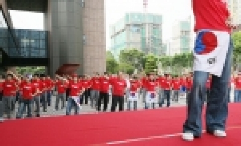 대구은행은 2006 독일 월드컵에서 대한민국 4강 필승을 기원하고 지역민의 염원을 모은 응원을 위해 9일부터 꼭짓점 댄스 무료 강습에 나선다고 밝혔다.