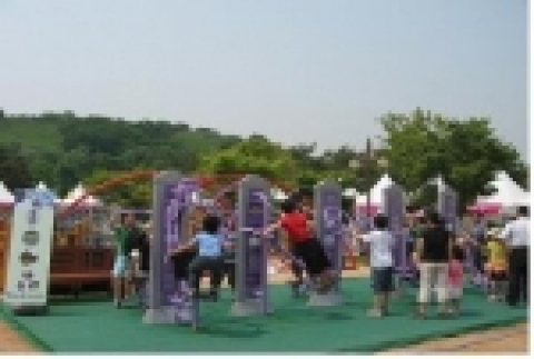 대한민국 환경조경 박람회에서 어린아이들이 뛰어노는 모습
