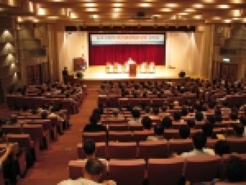 보험소비자연맹(www.kicf.org)은 지난 8일 국회에서 “일제강점하재산권피해보상법률안”에 대한 공청회를 500여명의 방청객이 참석한 가운데 전문가들과 함께 법안에 대해 열띤 