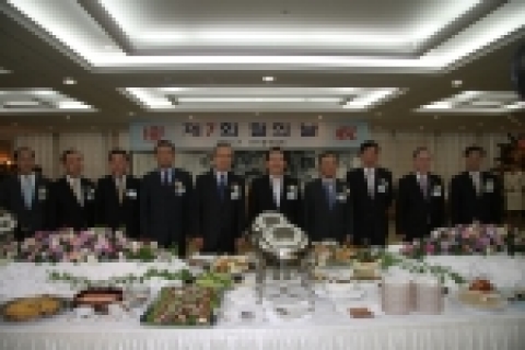 한국철강협회는 6월 9일(금) 오후 6시 포스코센터 서관 18층 스틸클럽에서 정세균 산업자원부 장관, 철강협회 이구택 회장 등 철강업계 및 수요업체 관계자 300여명이 참석한 가운