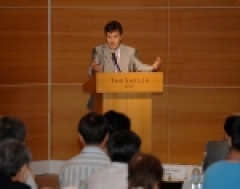 외국기업 CEO 포럼에서 로버트 할리가 “한국생활 즐기기”에 대해 강연하고 있다.