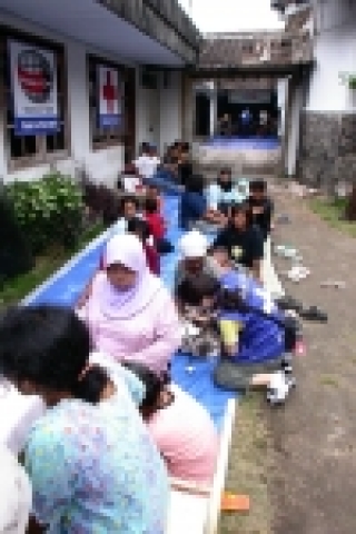 인도네시아 족자카르타 지진피해지역 마을에서 의료구호활동