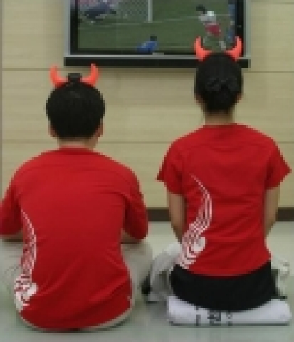 허리를 구부리고 그냥 앉은 모습(왼쪽) 방석처방대로 앉은 모습(오른쪽)-엉덩이쪽에만 방석을 깔고 앉는다