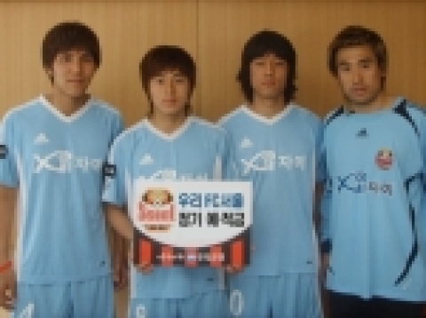 우리은행은 GS스포츠와 함께 공동스포츠 마케팅의 일환으로 ‘우리 FC서울 예적금’을 12일부터 판매한다.