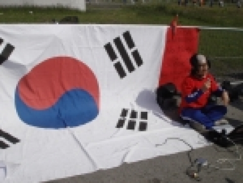 독일 현지에서 우스꽝스러운 복장에 독특하게 방송을 진행하고 있는 주인장의 모습