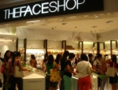 <사진설명> 더페이스샵은 12일 말레이시아 쿠알라룸푸르에 1호점을 오픈하고 동남아 시장 확대에 나선다. 