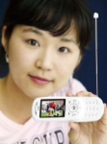 KTFT 고객이 초슬림 지상파DMB폰(EV-KD330)으로 지상파DMB 방송을 시청하는 모습