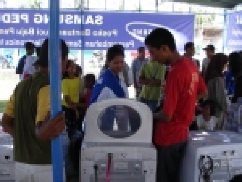 삼성전자는 印尼 지진피해 지역에 재해복구 서비스 봉사단을 파견하고 빨래방 설치, 가전제품 무상 수리 등 본격 지원에 나서고 있다.