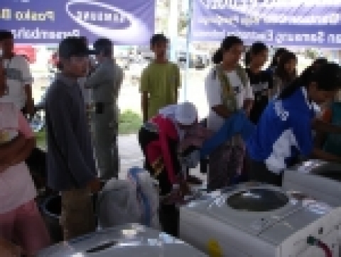 삼성전자는 印尼 지진피해 지역에 재해복구 서비스 봉사단을 파견하고 빨래방 설치, 가전제품 무상 수리 등 본격 지원에 나서고 있다.