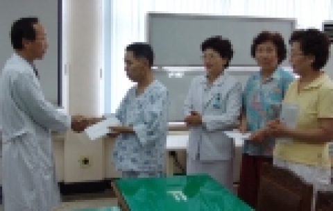 전남대병원 학마을봉사회(회장ㆍ마재숙 교수)는 12일 소아과 의국에서 만성신부전 및 당뇨로 입원치료를 받고 있는 김○○(50세ㆍ남, 나주시 산포면)님 등 환자 17명에게 총 1,70