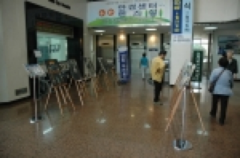 김안과병원은 병원 로비에서 난민 사진전과 난민지원 모금활동을 펼친다.