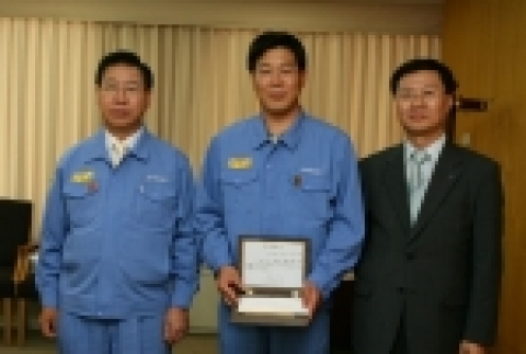 좌측으로부터 정준양 생산기술부문장, 권영식 2제강공장장, 이경훈 환경에너지실장 