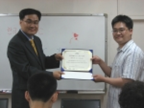 한국EMC 이만영 상무가 섬돌야학 교사 대표에게 러브PC 기증서를 전달하고 있다.