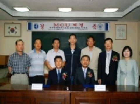 국립수산과학원 내수면생태연구소(소장 김종화)와 강원대학교 자연과학대학(학장 주상열 교수)은 지난 6월 8일 담수생태 및 환경분야의 양 기관 간 연구협력에 관한 협약서를 체결하였다.