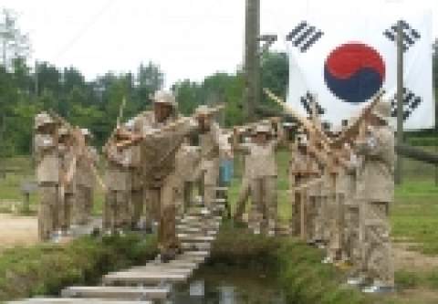 2005년 여름 특성화캠프 - 청소년독립군사관학교에 참가한 청소년들이 유격훈련을 받고있다
