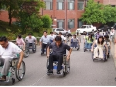부천시 공무원들이 장애체험하는 모습