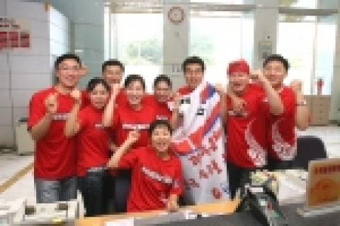 한국대표팀의 첫번째 경기가 열린 13일, 광주은행은 각 영업점별로 영업창구에서 붉은색 티셔츠를 입고 근무하여 한국대표팀의 승리를 기원했다.