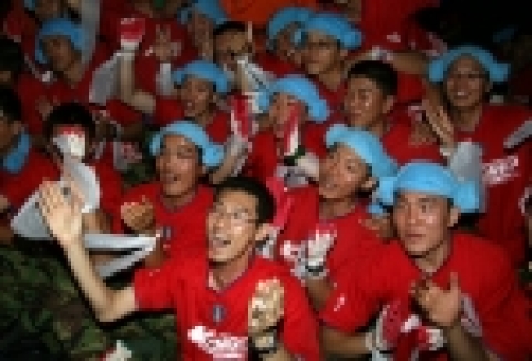 육군 7군단은 ‘2006 독일월드컵’ 한국 대 토고전의 첫 승을 기원하며 부대 장병과 군인가족, 지역주민 등 3,000여명이 대형 스크린이 설치된 연병장에 집결하여 대규모 민ㆍ군 합동응원전을 펼쳤다.