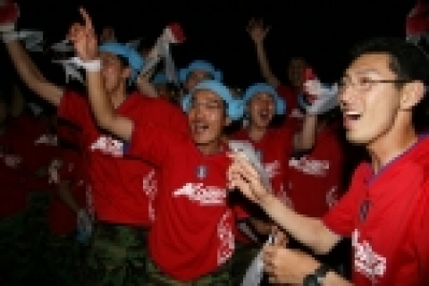 육군 7군단은 ‘2006 독일월드컵’ 한국 대 토고전의 첫 승을 기원하며 부대 장병과 군인가족, 지역주민 등 3,000여명이 대형 스크린이 설치된 연병장에 집결하여 대규모 민ㆍ군 합동응원전을 펼쳤다.