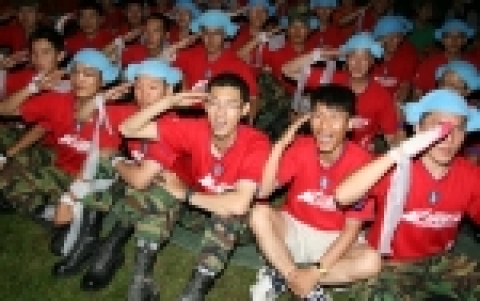 육군 7군단은 ‘2006 독일월드컵’ 한국 대 토고전의 첫 승을 기원하며 부대 장병과 군인가족, 지역주민 등 3,000여명이 대형 스크린이 설치된 연병장에 집결하여 대규모 민ㆍ군 합동응원전을 펼쳤다.