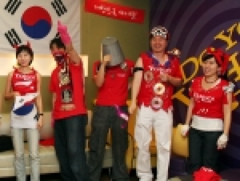 2006 피파 독일 월드컵 공식 파트너사 야후!코리아 직원들이 13일, 삼성동 코엑스 메가박스에서 진행된 야후!전 직원 공동 응원전 특별 이벤트 - '응원복 리폼 콘테스트