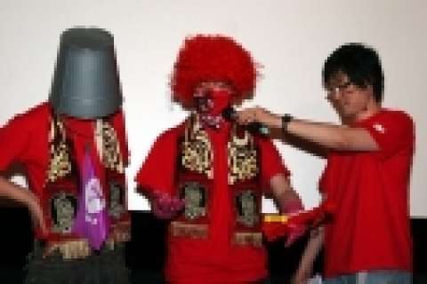 2006 피파 독일 월드컵 공식 파트너사 야후!코리아 직원들이 13일, 삼성동 코엑스 메가박스에서 진행된 야후!전 직원 공동 응원전에 앞서 특별 이벤트인 '응원복 리폼 콘