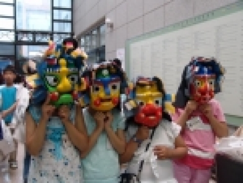 한국문화재보호재단과 신한은행이 주최하고 문화재청과 사회복지공동모금회가 후원하는 「신명나는 전통문화체험 ‘나눔 2006’」행사가 지난 10일 서울중요무형문화재전수회관에서 열렸다.