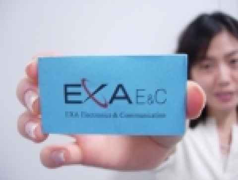국내최초 광대역 RFID 금속태그. IT부품소재기업 엑사이엔씨가 자체 개발한 광대역 금속태그 제품을 선보였다