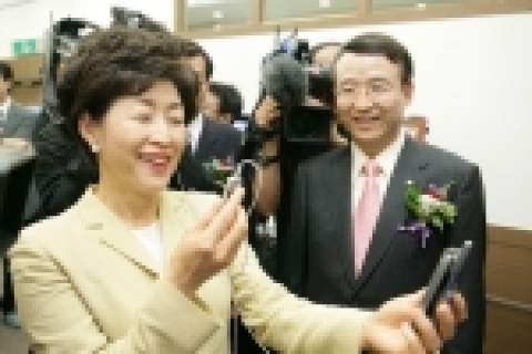영상전화를 시연회 보고 있는 윤정로 이사회의장