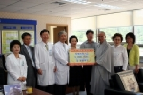 생명나눔실천회 광주ㆍ전남지역본부에서 화순병원 김영진 원장에게 성금 500만원과 학습도구 등 50만원 상당의 물품을 전달했다