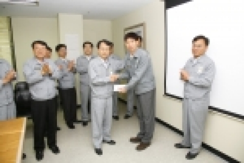 현대중공업 김성년 상무<왼쪽>가 6월 14일(수) 박인철 씨<오른쪽>에게 성금과 헌혈증을 전달하고 격려하고 있다.