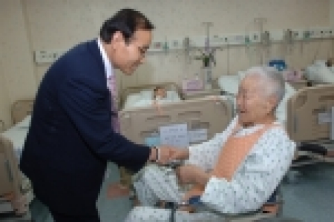 국가유공자를 방문한 모습